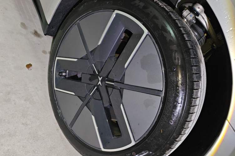 Used XPeng P7 2025 Model—702 Long Range Ultra Right Front Wheel Hub