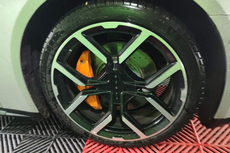 Used XPeng P7 2025 Model—750 All-Wheel-Drive High-Performance Ultra Right Front Wheel Hub
