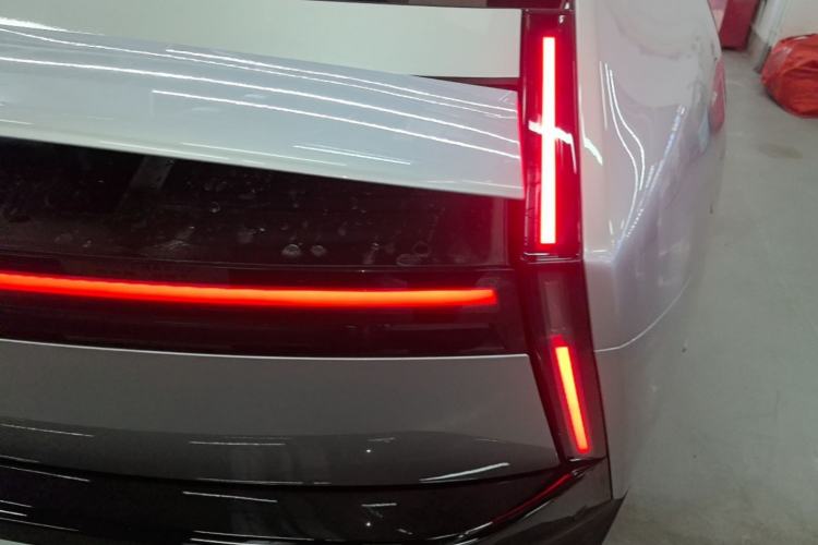 Used XPeng P7 2025 Model—750 All-Wheel-Drive High-Performance Ultra Right Rear Taillight