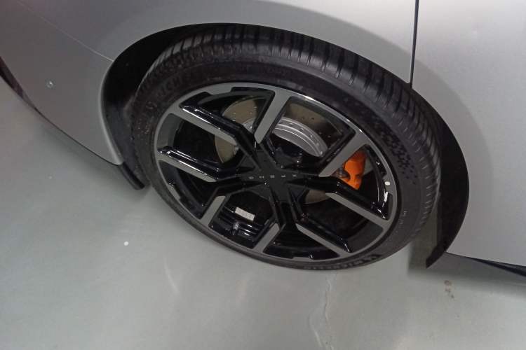 Used XPeng P7 2025 Model—750 All-Wheel-Drive Pengyi Ultra Right Rear Wheel Hub