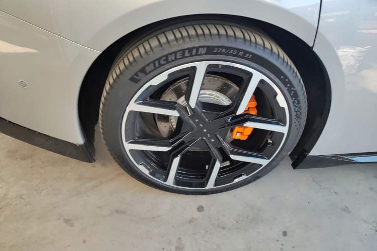 Used XPeng P7 2025 Model—750 All-Wheel-Drive High-Performance Ultra Right Rear Wheel Hub