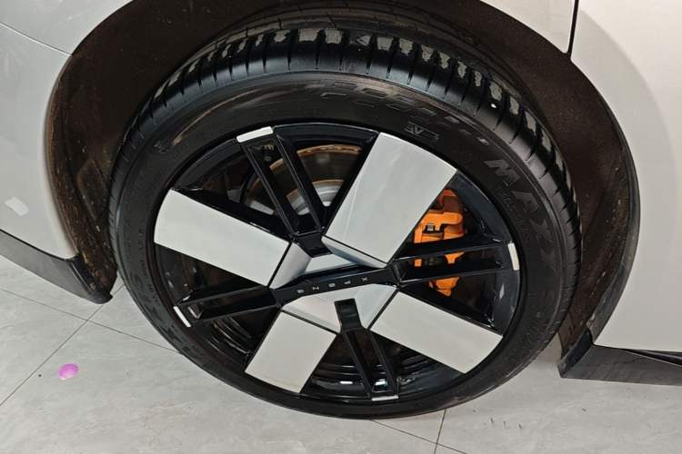 Used XPeng P7 2025 Model—702 Long Range Ultra Right Rear Wheel Hub