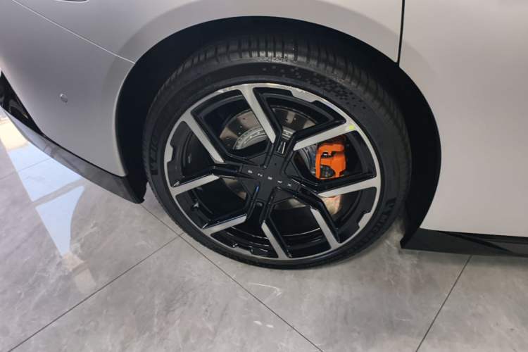Used XPeng P7 2025 Model—750 All-Wheel-Drive Pengyi Ultra Right Rear Wheel Hub