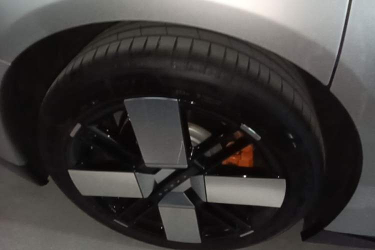 Used XPeng P7 2025 Model 702 Max Right Rear Wheel Hub