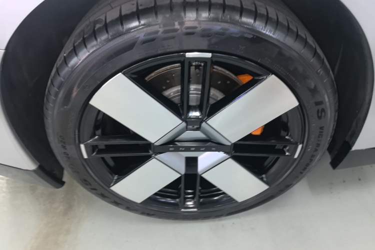 Used XPeng P7 2025 Model—750 All-Wheel-Drive High-Performance Ultra Right Rear Wheel Hub