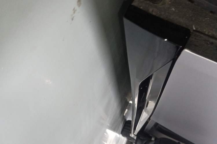 Used XPeng P7 2025 Model—750 All-Wheel-Drive Pengyi Ultra Right Side Sill