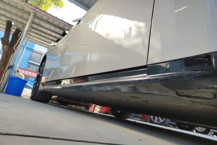 Used XPeng P7 2025 Model—750 All-Wheel-Drive High-Performance Ultra Right Side Sill