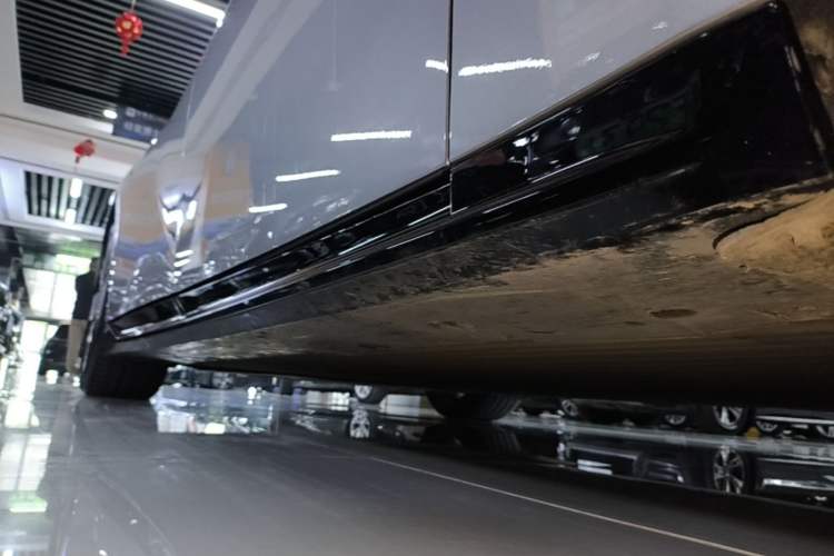 Used XPeng P7 2025 Model—702 Long Range Ultra Right Side Sill