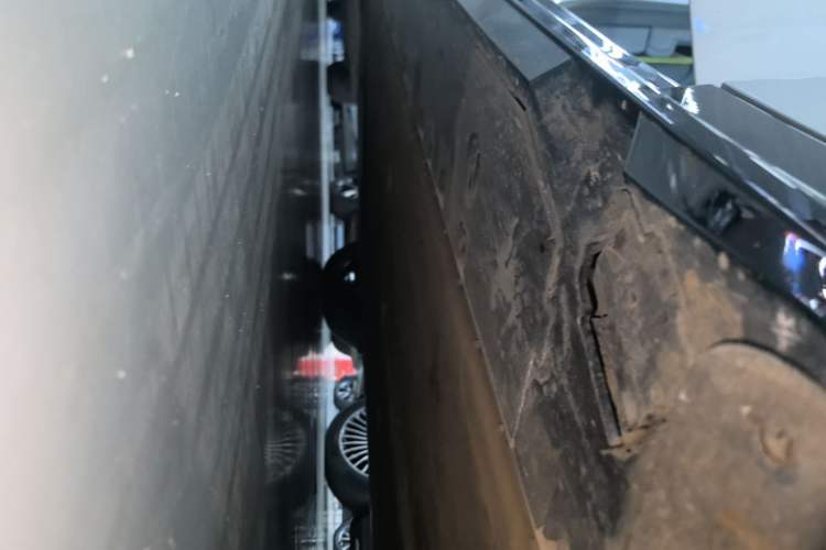 Used XPeng P7 2025 Model—750 All-Wheel-Drive High-Performance Ultra Right Side Sill