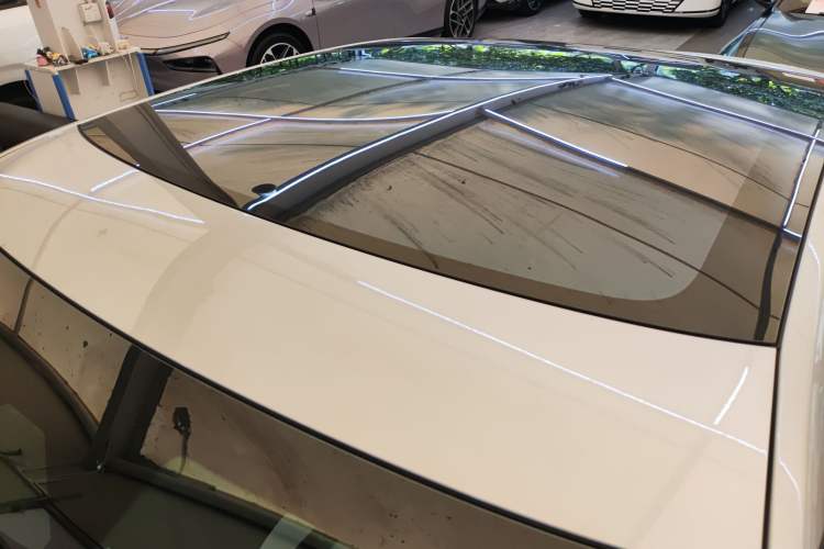 Used XPeng P7 2025 Model—750 All-Wheel-Drive High-Performance Ultra Roof