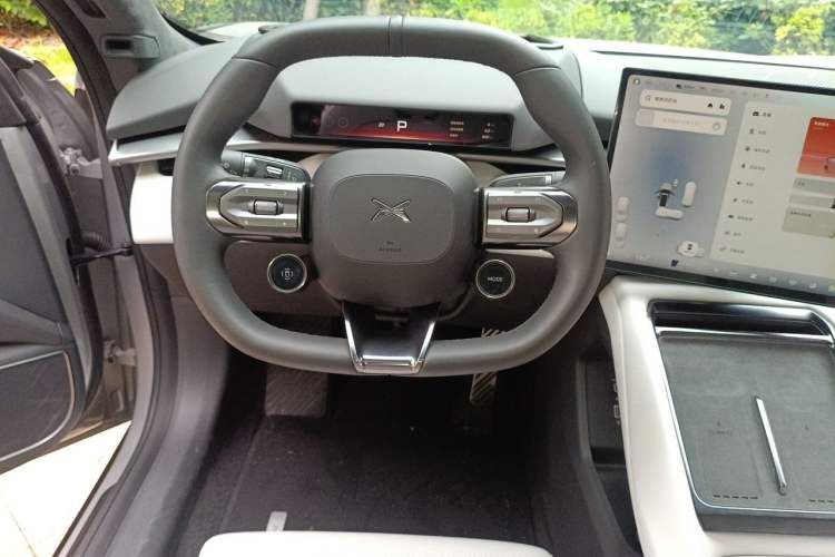 Used XPeng P7 2025 Model—702 Long Range Ultra Steering Wheel