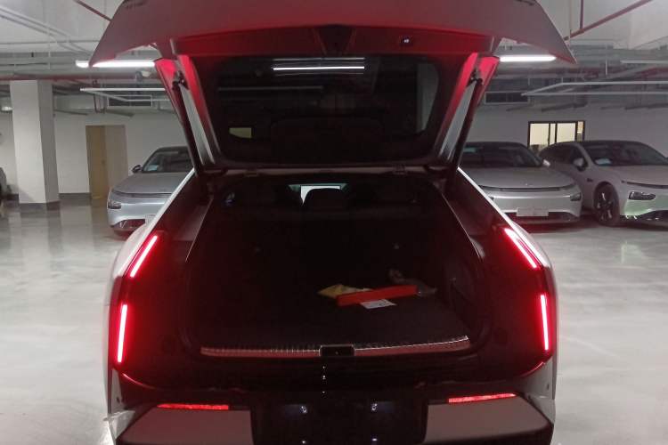 Used XPeng P7 2025 Model—750 All-Wheel-Drive Pengyi Ultra Trunk