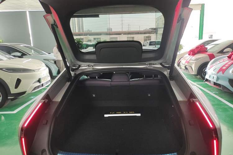 Used XPeng P7 2025 Model—702 Long Range Ultra Trunk