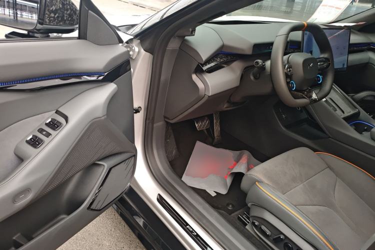 Used XPeng P7 2025 Model—750 All-Wheel-Drive High-Performance Ultra Driver Seat