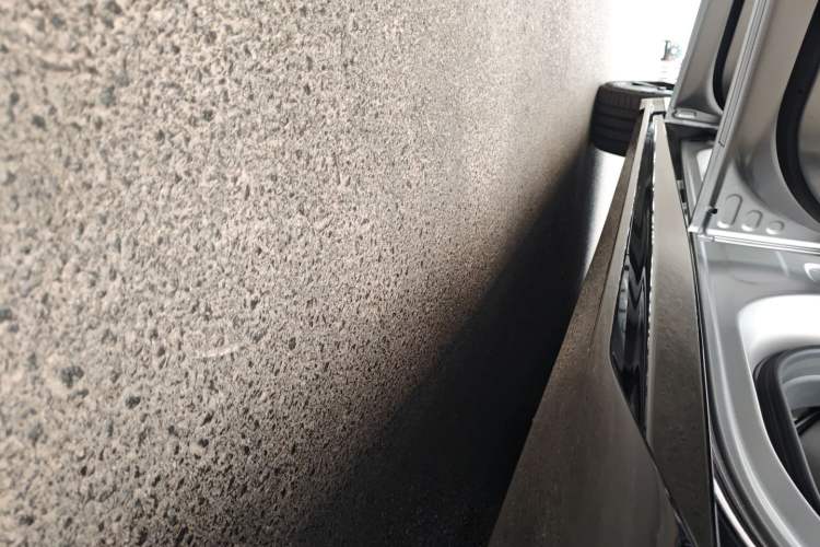 Used XPeng P7 2025 Model—750 All-Wheel-Drive High-Performance Ultra Left Side Sill