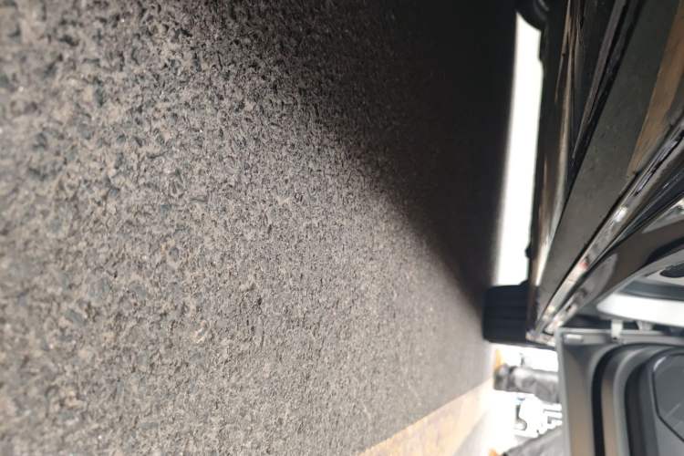Used XPeng P7 2025 Model—750 All-Wheel-Drive High-Performance Ultra Right Side Sill