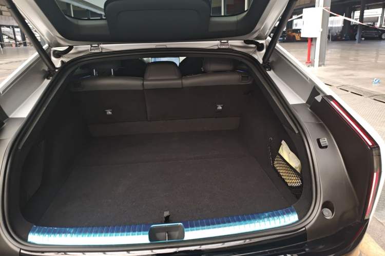 Used XPeng P7 2025 Model—750 All-Wheel-Drive High-Performance Ultra Trunk