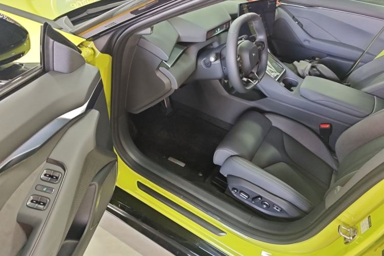 Used XPeng P7 2025 Model—750 All-Wheel-Drive High-Performance Ultra Driver Seat