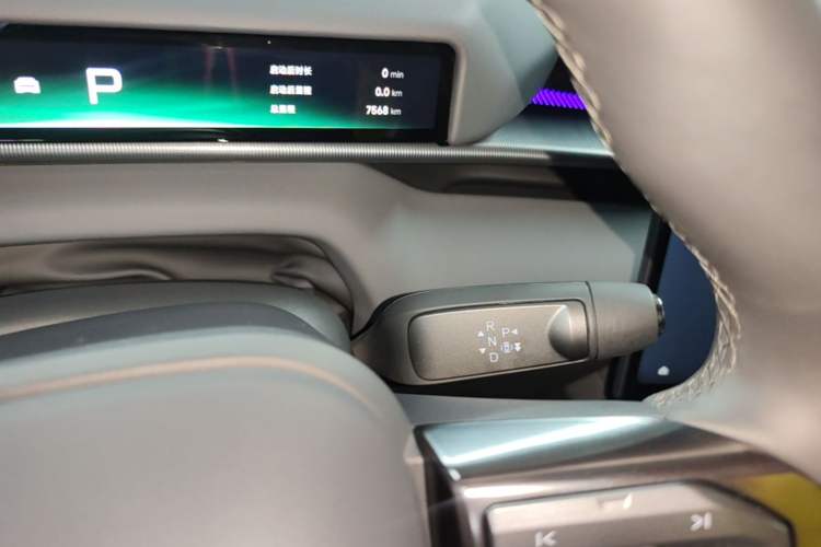Used XPeng P7 2025 Model—750 All-Wheel-Drive High-Performance Ultra Gear Lever