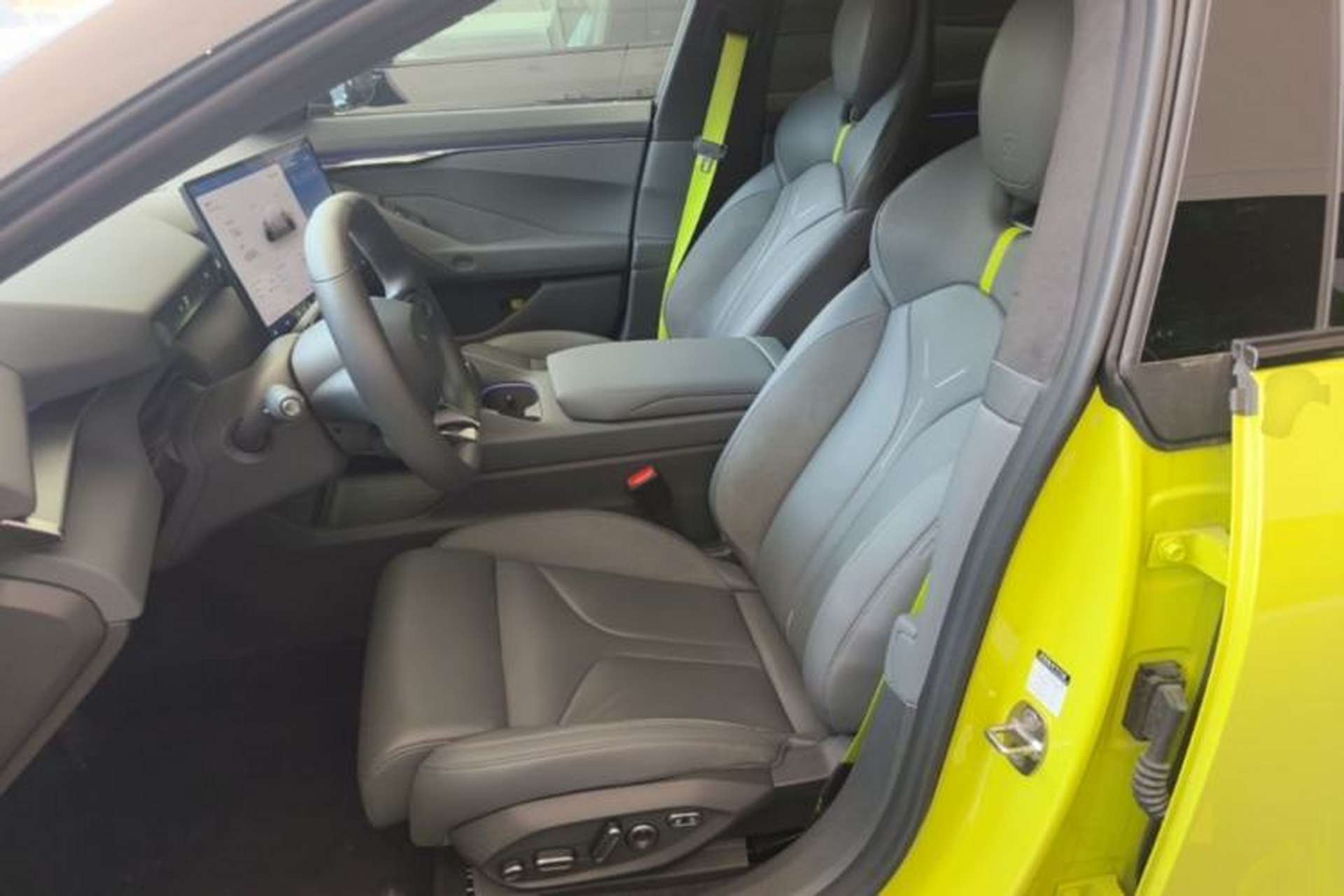 Used XPeng P7 2025 Model—750 All-Wheel-Drive High-Performance Ultra Left Front Seat