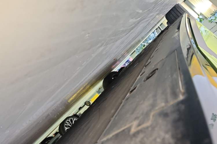 Used XPeng P7 2025 Model—750 All-Wheel-Drive High-Performance Ultra Left Side Sill