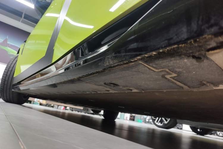 Used XPeng P7 2025 Model—750 All-Wheel-Drive High-Performance Ultra Left Side Sill