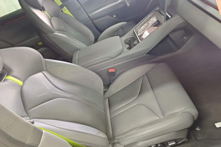 Used XPeng P7 2025 Model—750 All-Wheel-Drive High-Performance Ultra Right Front Seat