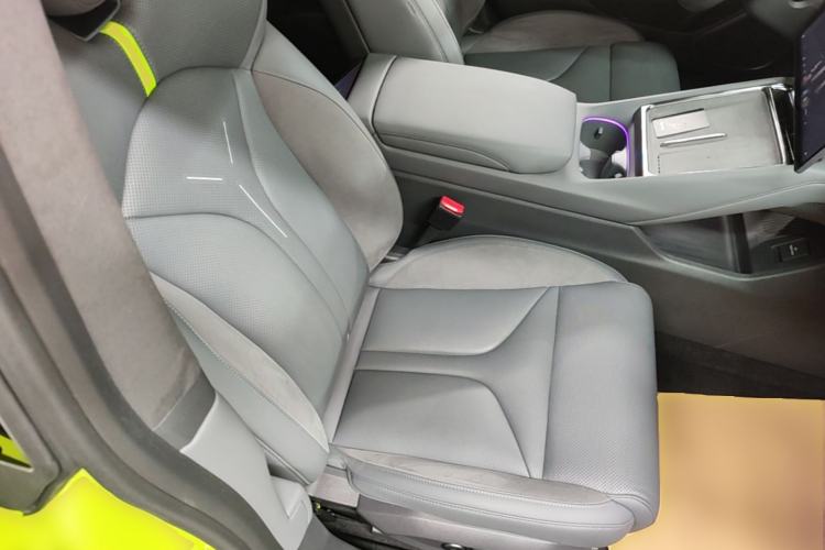 Used XPeng P7 2025 Model—750 All-Wheel-Drive High-Performance Ultra Right Front Seat