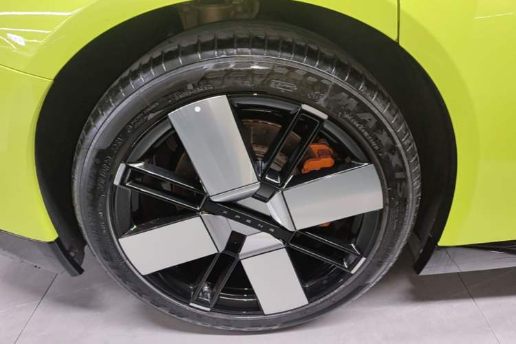Used XPeng P7 2025 Model—750 All-Wheel-Drive High-Performance Ultra Right Rear Wheel Hub