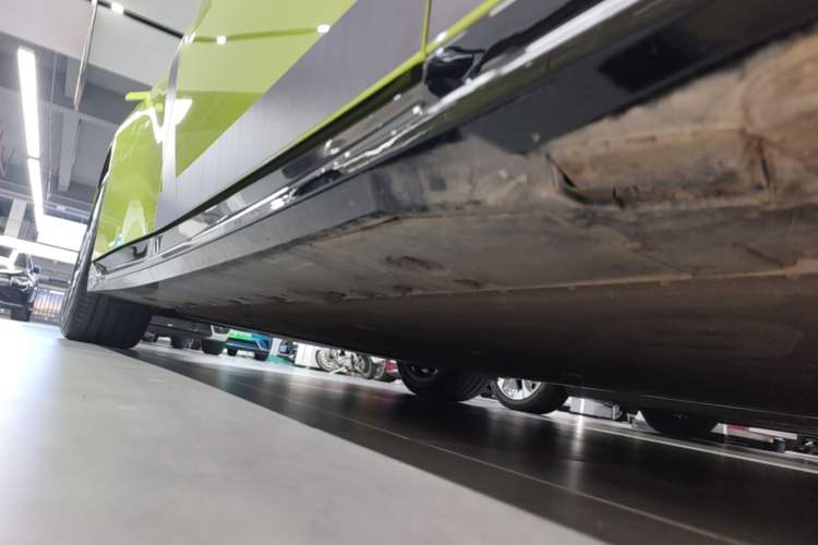 Used XPeng P7 2025 Model—750 All-Wheel-Drive High-Performance Ultra Right Side Sill
