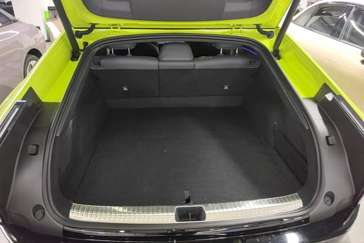 Used XPeng P7 2025 Model—750 All-Wheel-Drive High-Performance Ultra Trunk