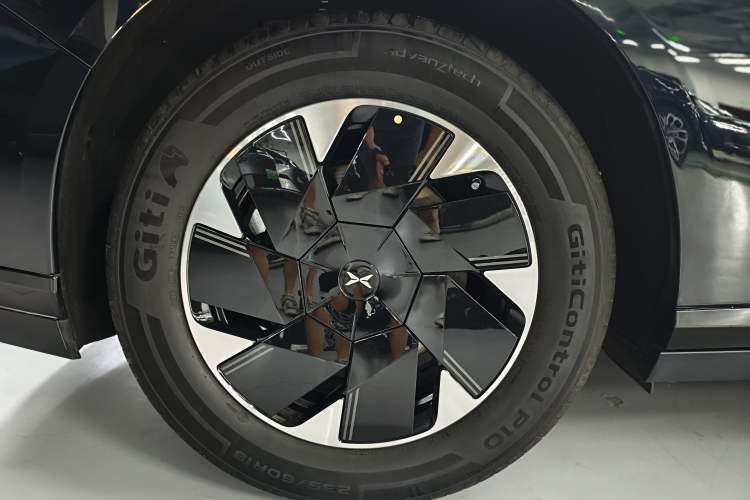 Used XPeng P7+ 2024 Ultra-Long Range Max Right Rear Wheel Hub