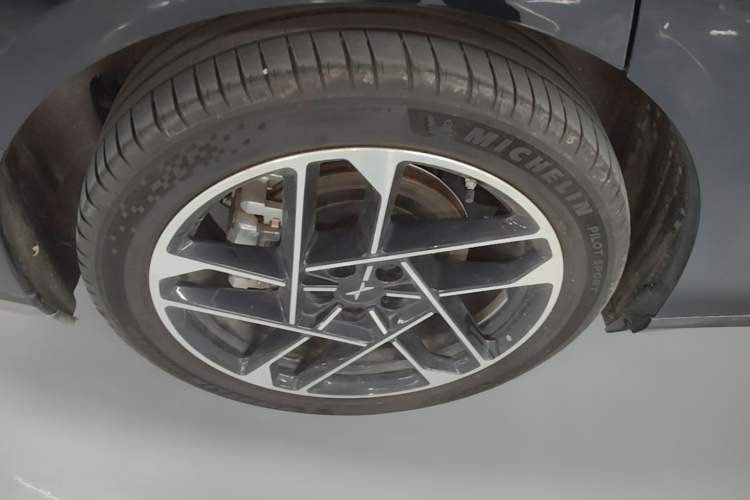 Used XPeng P7+ 2024 Long-Range Max Right Rear Wheel Hub