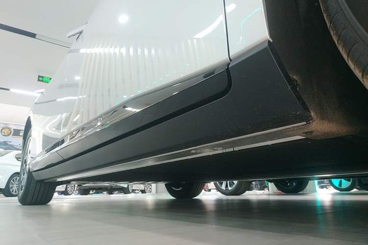 Used XPeng P7+ 2024 Long-Range Max Right Side Sill