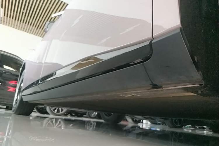 Used XPeng P7+ 2024 Long-Range Max Right Side Sill
