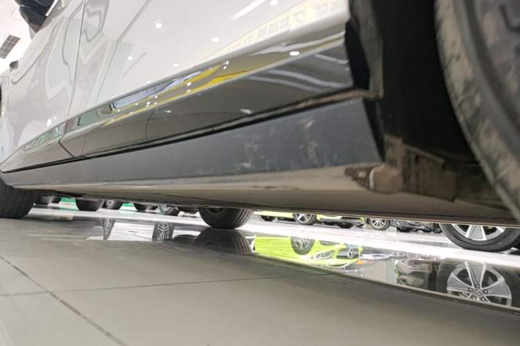 Used XPeng P7+ 2024 Long-Range Max Left Side Sill