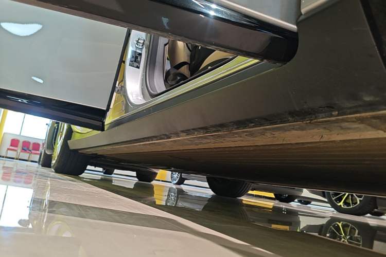 Used XPeng P7+ 2024 Long-Range Max Right Side Sill