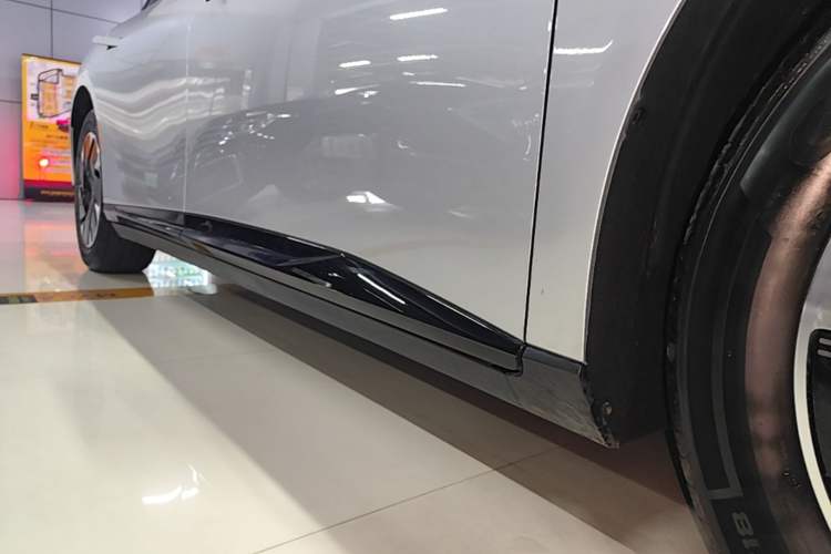 Used XPeng P7+ 2024 Long-Range Max Right Side Sill