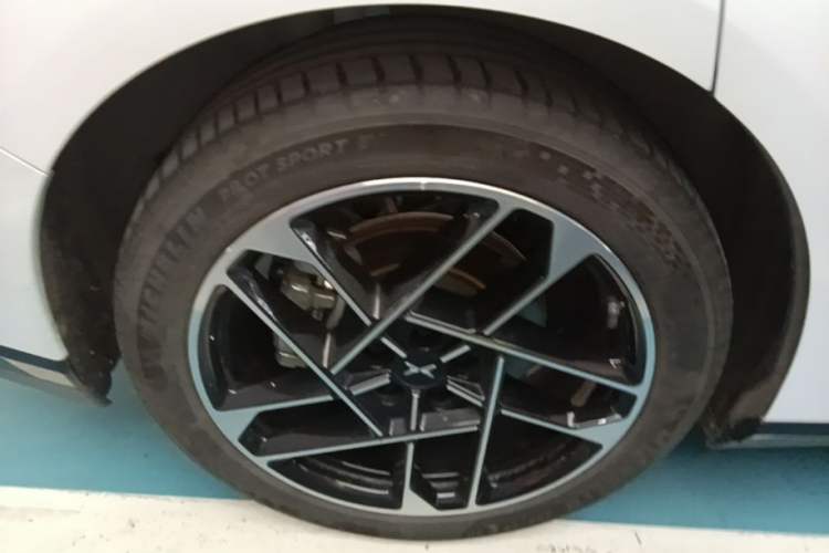 Used XPeng P7+ 2024 Long-Range Max Right Rear Wheel Hub