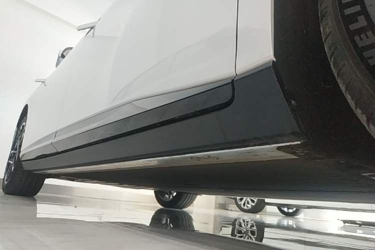 Used XPeng P7+ 2024 Long-Range Max Right Side Sill