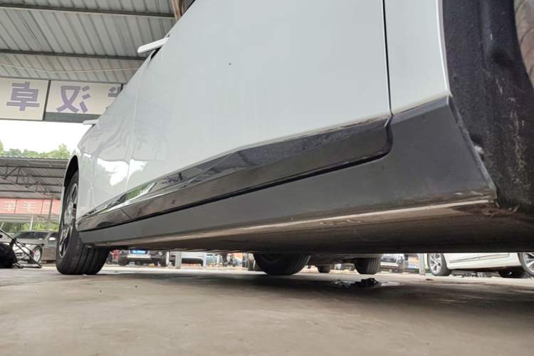Used XPeng P7+ 2024 Long-Range Max Right Side Sill