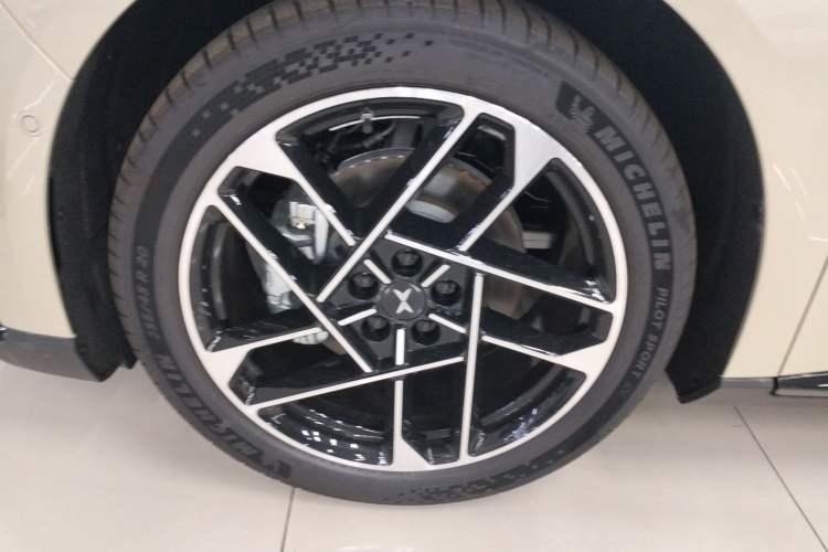 Used XPeng P7+ 2024 Long-Range Max Left Front Wheel Hub