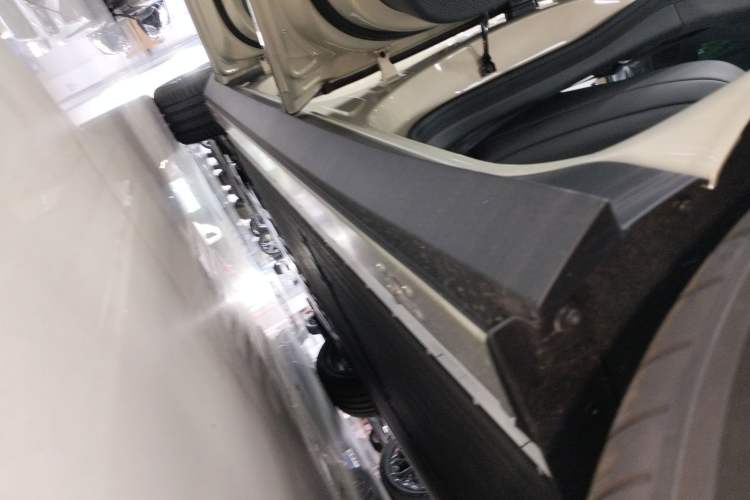 Used XPeng P7+ 2024 Long-Range Max Left Side Sill