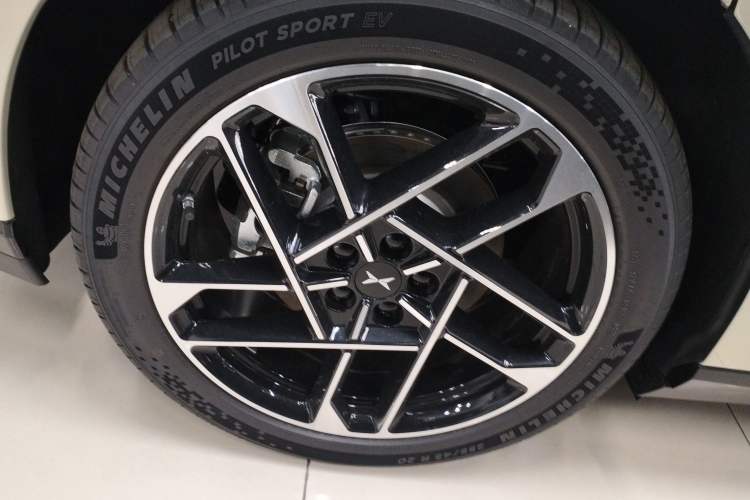 Used XPeng P7+ 2024 Long-Range Max Right Rear Wheel Hub