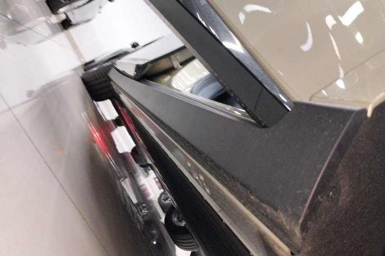 Used XPeng P7+ 2024 Long-Range Max Right Side Sill