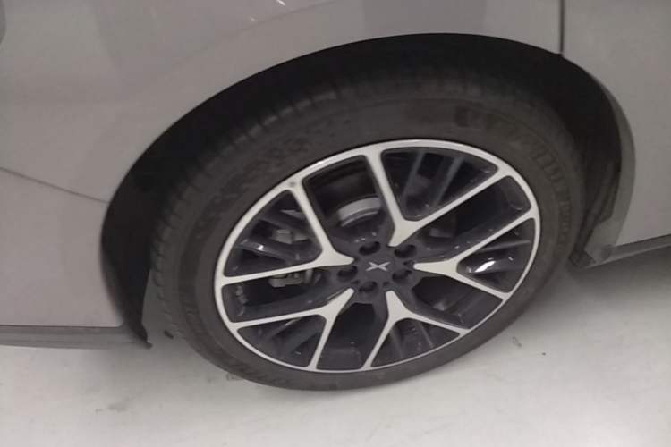 Used XPeng P7+ 2025 Ultra-Long Range Max Flagship Edition Right Rear Wheel Hub