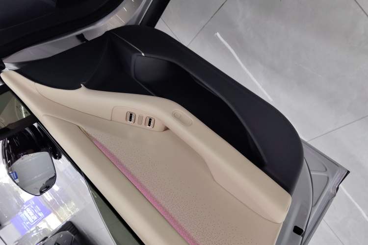 Used XPeng P7+ 2025 Ultra-Long Range Max Flagship Edition Left Front Door Interior