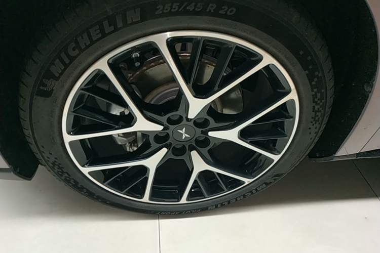 Used XPeng P7+ 2025 Ultra-Long Range Max Flagship Edition Left Front Wheel Hub