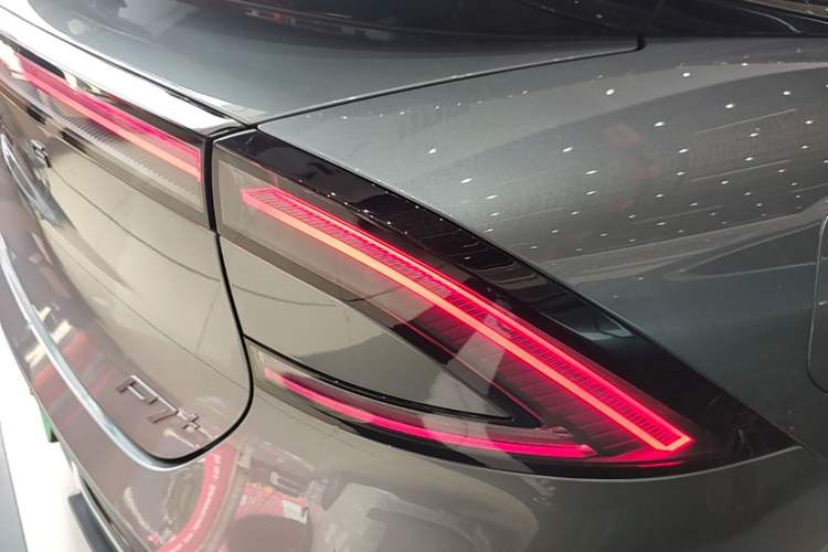 Used XPeng P7+ 2025 Ultra-Long Range Max Flagship Edition Right Rear Taillight