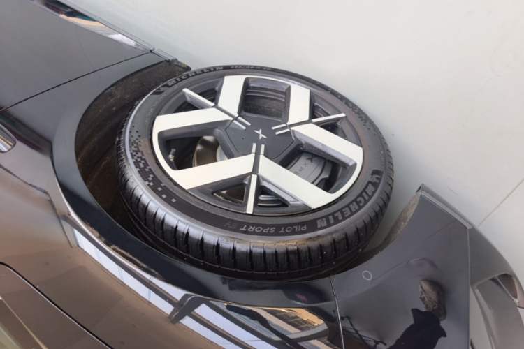 Used XPeng P7+ 2026 Model, Range-Extended 1550 Max Flagship Edition Left Front Wheel Hub